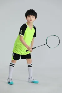 Niño asiático con conjunto de camiseta deportiva verde neón de secado rápido y raqueta
