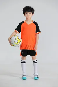 Conjunto de camiseta de fútbol transpirable y de secado rápido para niños en naranja y negro.
