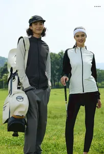 Outdoor-Foto von Models in schmal geschnittenen Sportjacken auf einem Golfplatz