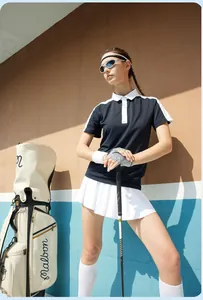 Golfeuse professionnelle portant un polo bicolore bleu marine et blanc sur le court