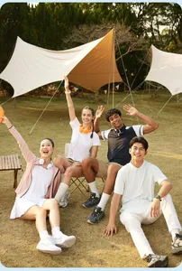 Gruppe trägt sportliche, schnelltrocknende Kurzarm-Poloshirts im sonnigen Freien