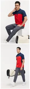 Männliches Modell trägt ein rot-blaues Sport-Poloshirt und eine passende graue Sporthose