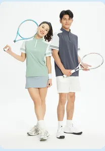 Zwei Profisportler in schnelltrocknenden Sport-Poloshirts mit Tennisschlägern.