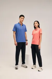 Couple professionnel portant des polos de sport respirants à manches courtes pour courir