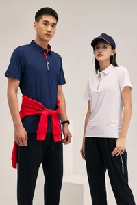 Mannequins portant des polos de sport respirants à manches courtes en bleu marine et blanc