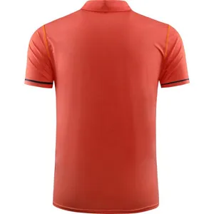 Rückansicht eines orangefarbenen, schnelltrocknenden Sport-Polo-Shirts aus Eisseide für Golf.