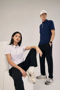 Gros plan sur des polos de sport confortables à manches courtes pour hommes et femmes