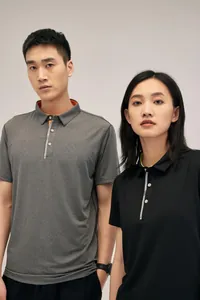 Gros plan de polos de sport montrant la texture du tissu et les détails du col contrasté