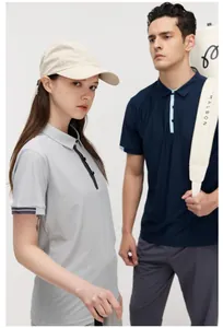 Due persone che indossano polo sportive grigie e blu navy in tessuto piqué traspirante.
