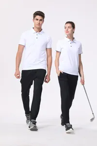 Primer plano de polos transpirables de secado rápido para hombre y mujer en blanco