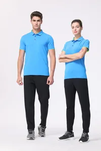 Polos azules transpirables de secado rápido para hombres y mujeres en modelos en estudio