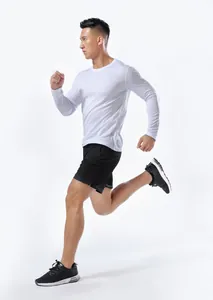 Vista detallada de un hombre corriendo con camiseta deportiva blanca de manga larga.