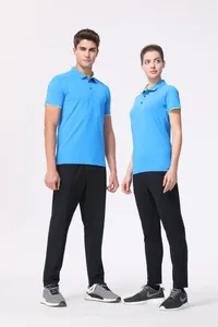 Pareja con polos azules transpirables de secado rápido a juego y pantalones negros