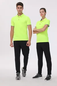 Polos amarillo neón transpirables y de secado rápido para hombre y mujer en modelos.