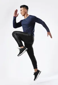 Camiseta deportiva de manga larga azul marino para hombre en acción de carrera
