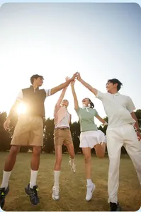Grupo de amigos con polos deportivos transpirables saltando juntos al aire libre