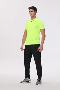 Vista frontal de modelo masculino con polo amarillo neón de secado rápido y pantalón negro