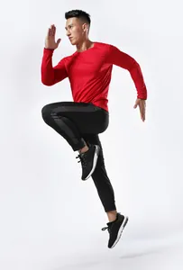 Foto de acción de cuerpo completo de hombre con camiseta deportiva roja de manga larga