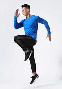 Toma dinámica de camiseta de running azul de manga larga, muestra ajuste atlético