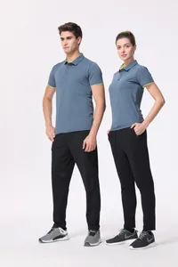 Polos transpirables de secado rápido y pantalones negros en modelos masculino y femenino.