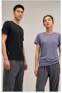 Vue professionnelle en studio de t-shirts de sport respirants et à séchage rapide
