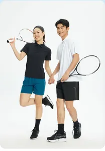 Vista de cuerpo entero de polos deportivos transpirables usados por jugadores de tenis