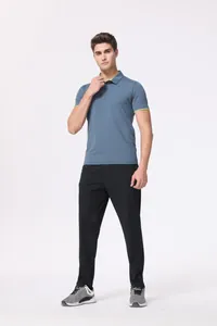 Polo gris transpirable para hombre con ribete verde lima y pantalón deportivo negro