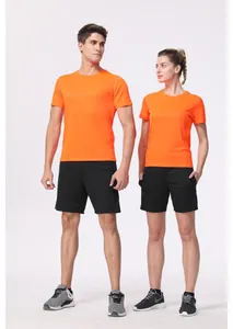T-shirt de sport orange respirant et short noir sur des modèles professionnels en studio