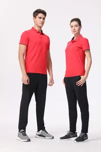 Modelos con polos rojos de manga corta transpirables y pantalones deportivos negros.