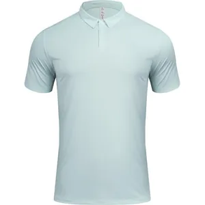 Polo clásico de hombre azul claro de manga corta con elegante diseño de un botón