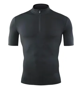 Gros plan sur un t-shirt de sport noir à demi-zip montrant la texture du tissu élastique