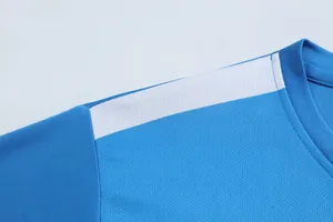 Λεπτομερές κοντινό πλάνο στον ώμο μπλε ποδοσφαιρικής φανέλας με αναπνεύσιμη υφή πλέγματος