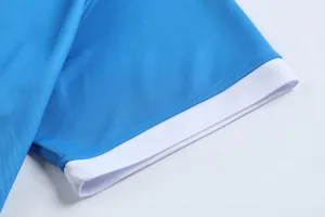 Λεπτομέρεια μανικιού μπλε φανέλας ποδοσφαίρου με λευκή διχτυωτή μανσέτα που αναπνέει