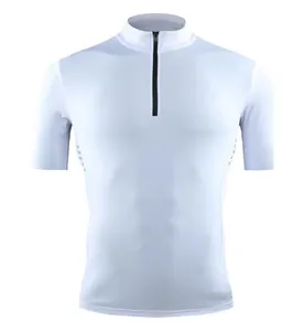 Détail de face d'un t-shirt de sport blanc à manches courtes et demi-zip