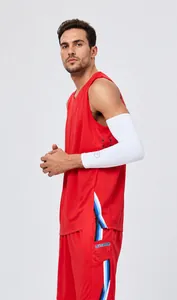 Set professionale maglia e pantaloncini da basket rossi elasticizzati, vista laterale dettagliata