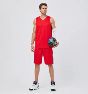 Completo rosso da basket maschile con strisce laterali sportive su sfondo bianco.