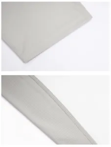 Détail des coutures durables et du tissu en maille respirant d'un polo gris.
