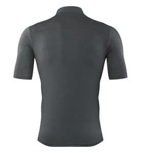Vue arrière d'un t-shirt de sport gris haut de gamme à séchage rapide et haute élasticité.
