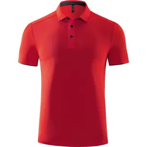 Polo rojo de manga corta confeccionado en tejido de secado rápido muy transpirable.