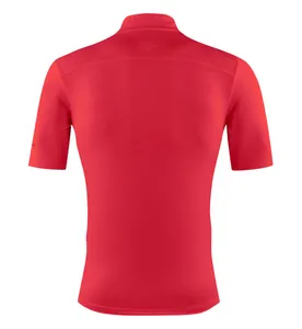Vue arrière professionnelle du t-shirt de sport rouge à séchage rapide pour hommes fitness