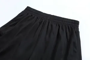 Λεπτομέρεια ελαστικής μέσης σε μαύρο αναπνεύσιμο σορτς ποδοσφαίρου υψηλής ποιότητας