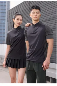 Vue détaillée d'un homme et d'une femme portant des polos de sport à demi-fermeture.