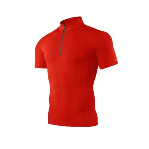 T-shirt de sport rouge à demi-zip pour homme, séchage rapide et compression sport.