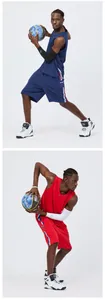 Completi da basket da uomo professionali in blu navy e rosso con pose atletiche dinamiche