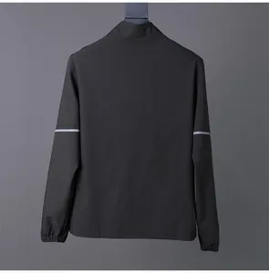 Achteraanzicht van zwart sportjack voor heren met opstaande kraag en reflecterende strips
