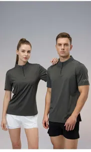 Modèles portant des t-shirts de sport gris foncé à demi-zip pour l'entraînement fitness