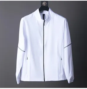 Witte sportjas voor heren met opstaande kraag en volledige ritssluiting outdoor.