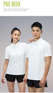 Vue détaillée d'un couple portant des T-shirts de sport en soie glacée blanche avec demi-zip