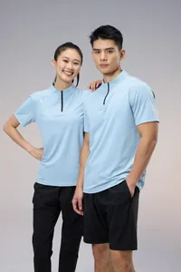 Modèles professionnels présentant des t-shirts de sport bleu clair en soie glacée à demi-zip