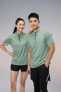 Détail d'un t-shirt de sport vert menthe à séchage rapide avec demi-zip sur des modèles